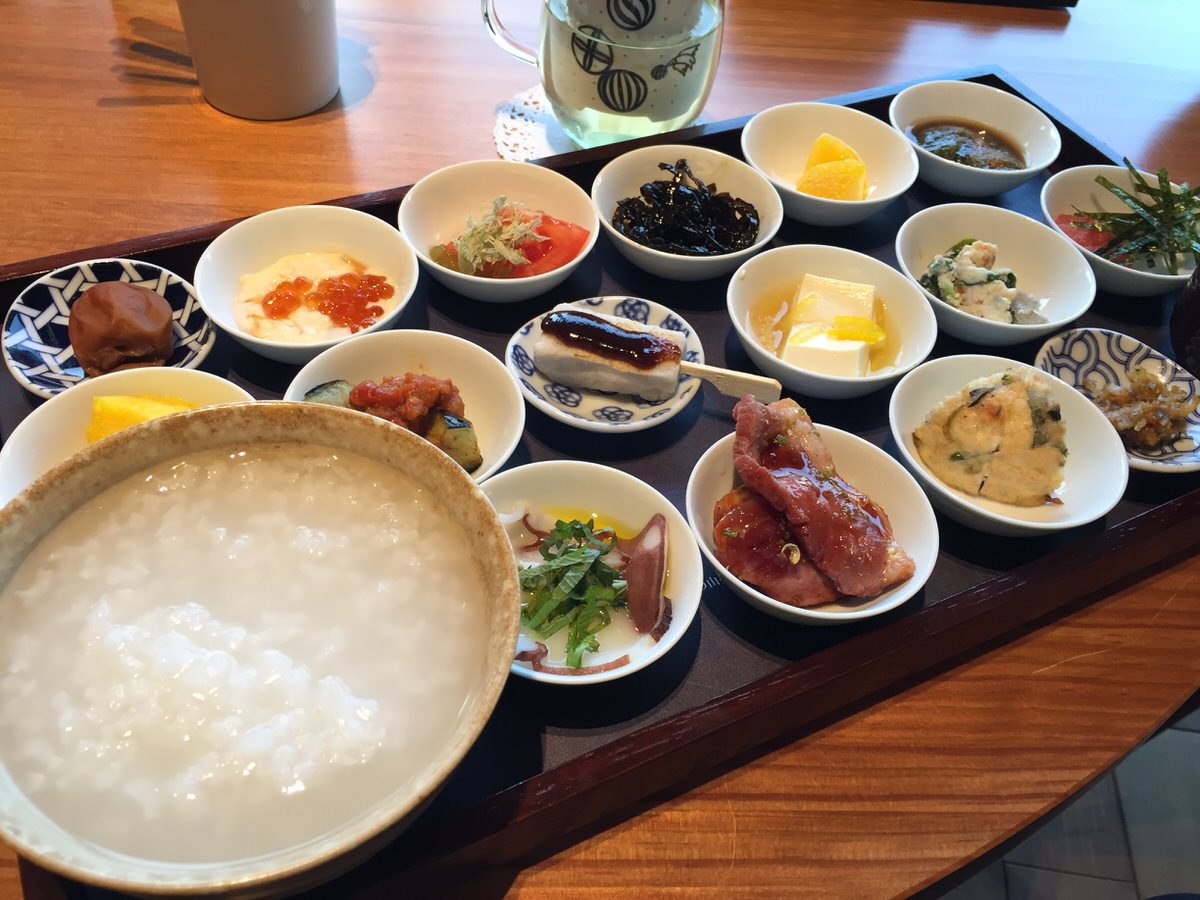 サンドウィッチマンも食べた 築地本願寺おすすめの朝ごはん 美味しい築地へ行こう