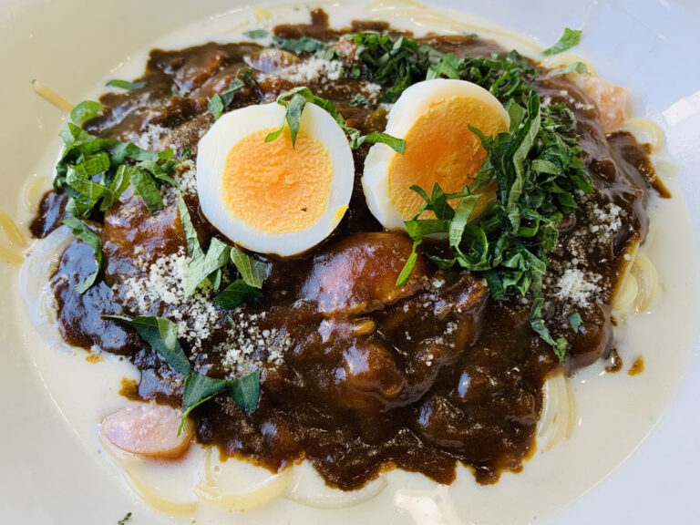 ぽかぽかと温かそうな、滑らかな質感のカレークリームソース