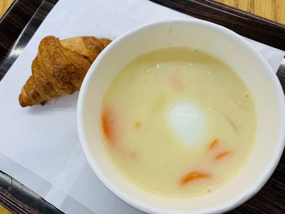 センリ軒のクリームシチューと相性抜群のサクサクなクロワッサン