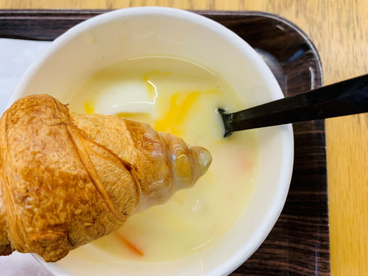 センリ軒のクリームシチューと相性抜群のサクサクなクロワッサン
