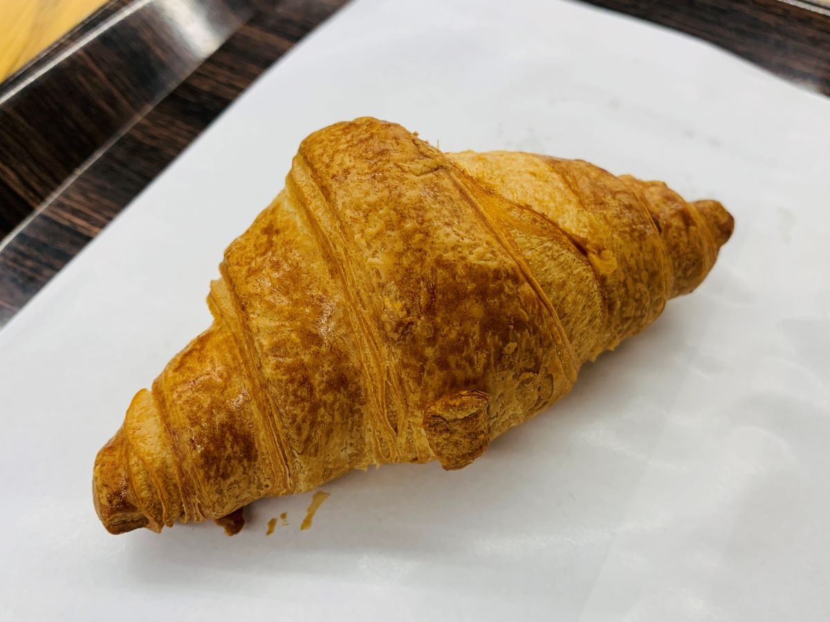 センリ軒のクリームシチューと相性抜群のサクサクなクロワッサン