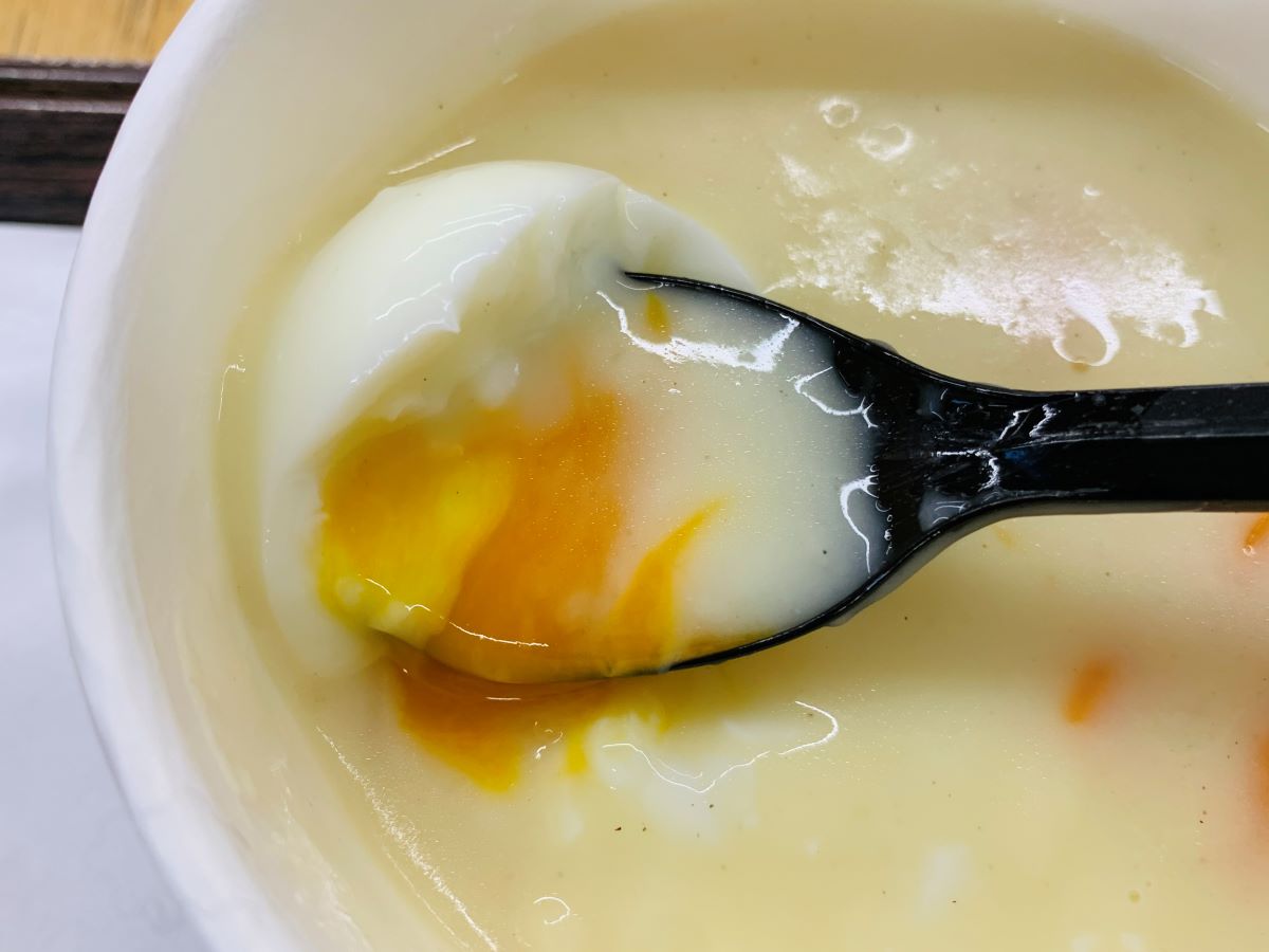 築地センリ軒の名物メニュー、半熟卵入りクリームシチュー