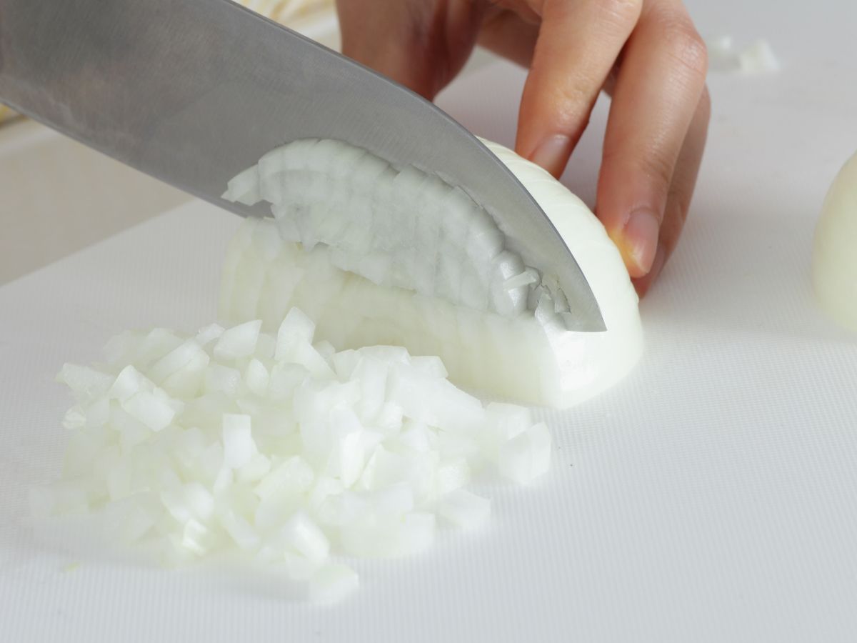 有次の合金鋼牛刀180mmを使った玉ねぎのみじん切り。自炊初心者でも綺麗に切れる万能包丁