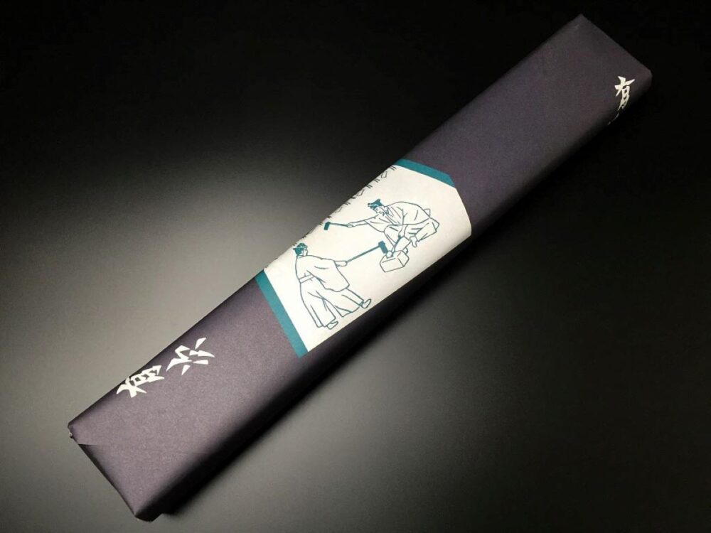 新生活を始める大切な人へ。一生モノの包丁を贈るための丁寧なギフト包装の様子