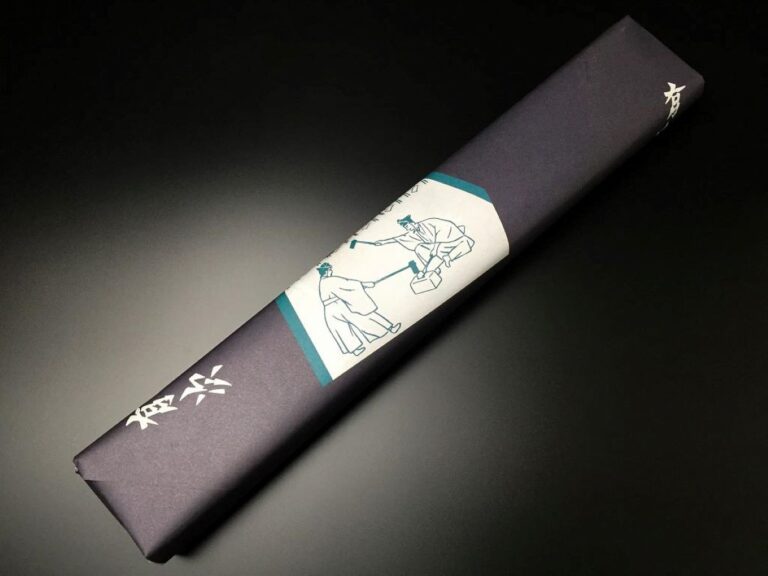 新生活を始める大切な人へ。一生モノの包丁を贈るための丁寧なギフト包装の様子