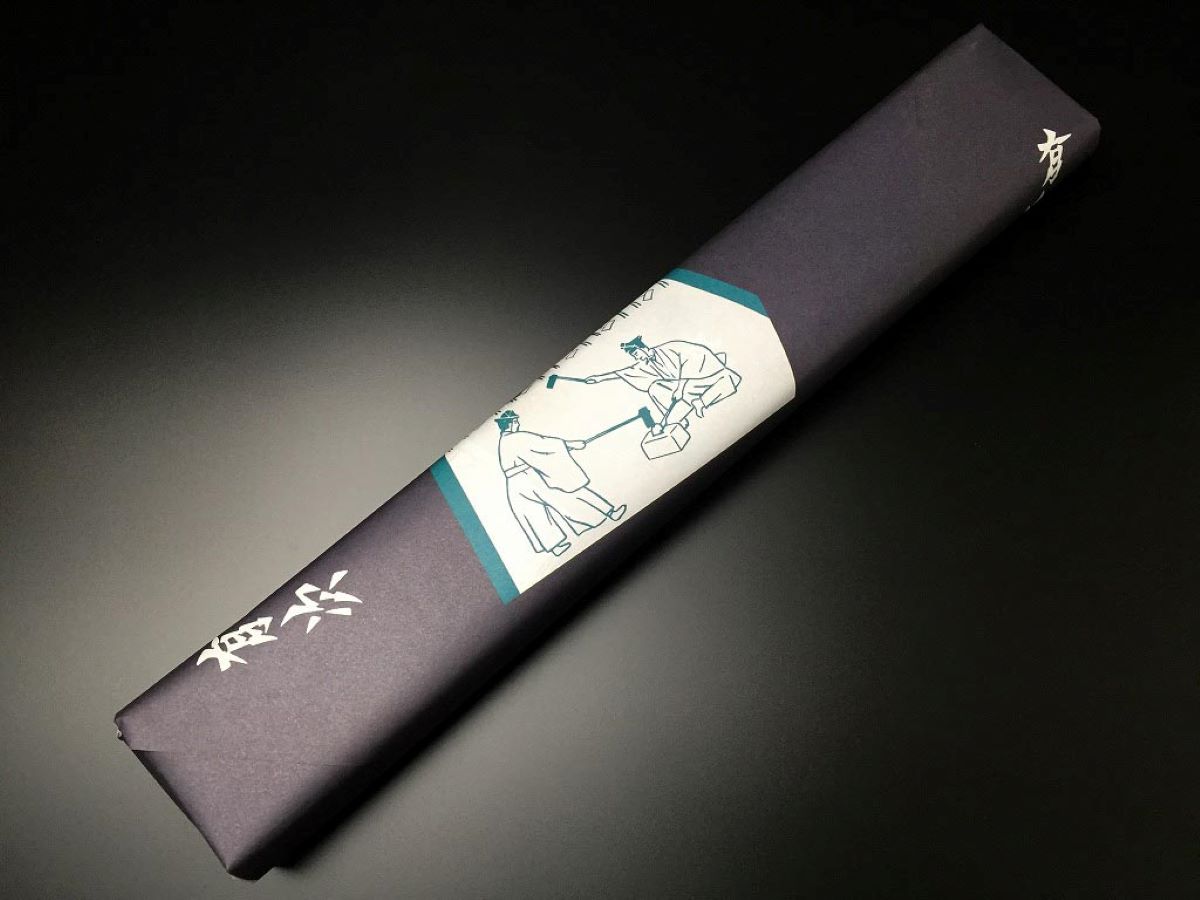 新生活を始める大切な人へ。一生モノの包丁を贈るための丁寧なギフト包装の様子