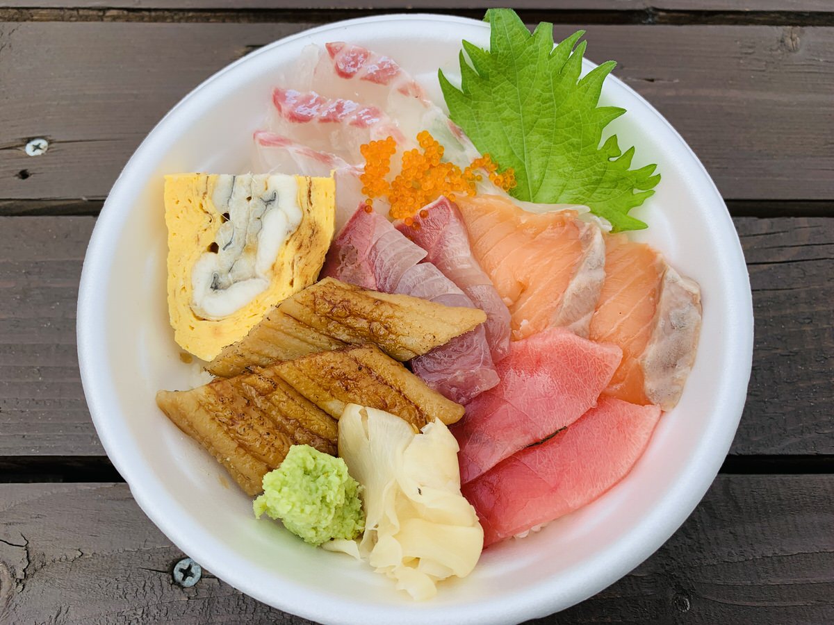 築地で購入できるテイクアウト用の新鮮な海鮮丼。屋上テラスでのランチに最適