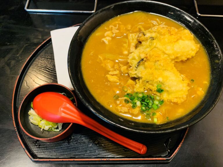 築地場外市場の長生庵で味わえる冬季限定の大粒牡蠣カレー蕎麦