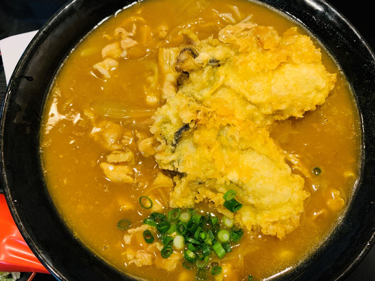 築地場外市場の長生庵で味わえる冬季限定の大粒牡蠣カレー蕎麦