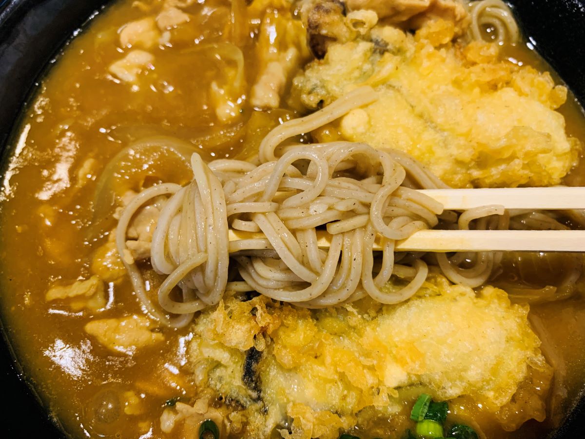 築地場外市場の長生庵で味わえる冬季限定の大粒牡蠣カレー蕎麦