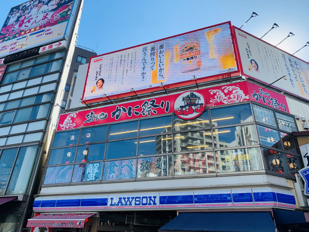 築地場外市場かに祭りの看板。毛ガニやズワイガニ料理が楽しめるお店案内