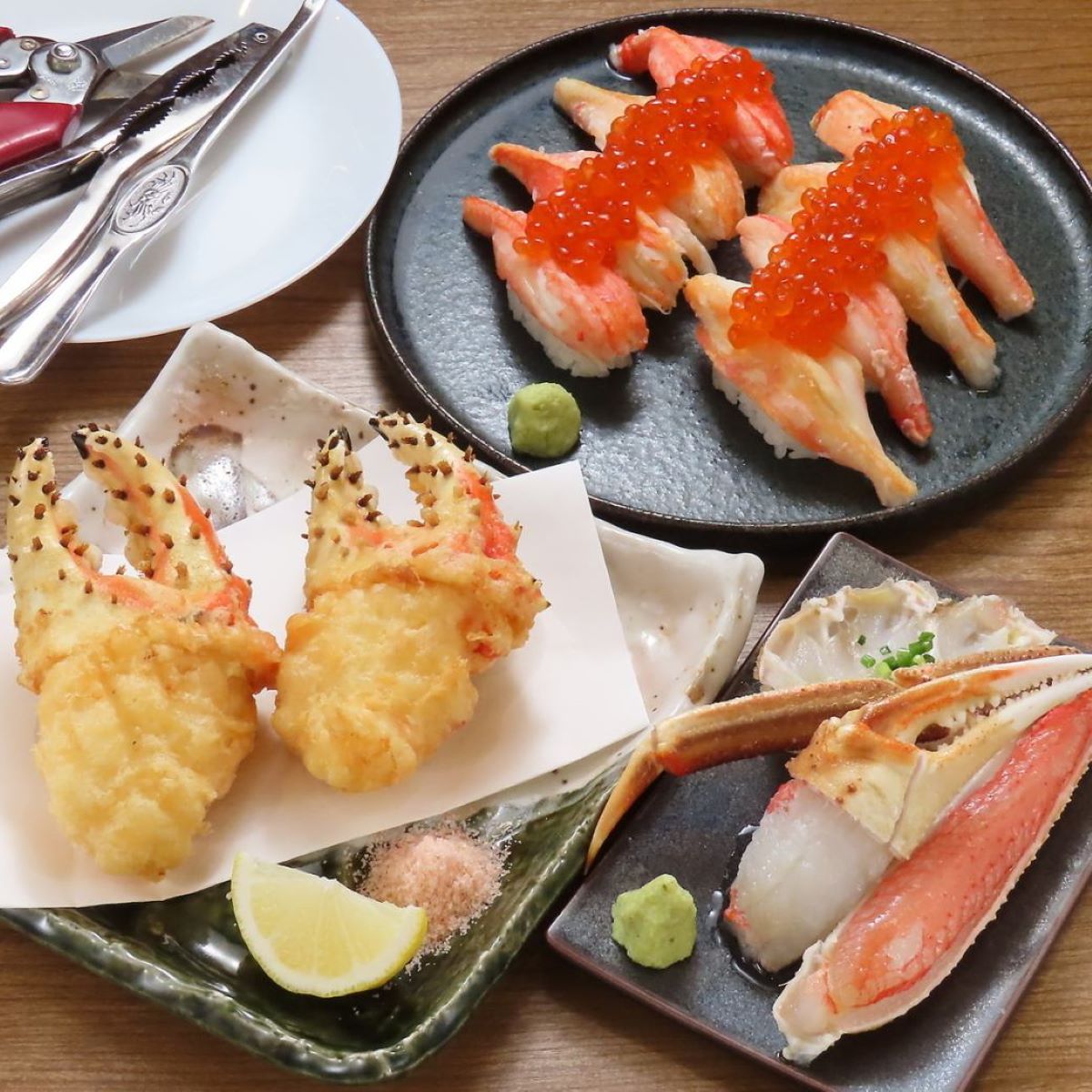 築地かに祭りで提供される揚げたてサクサクのカニの天ぷら