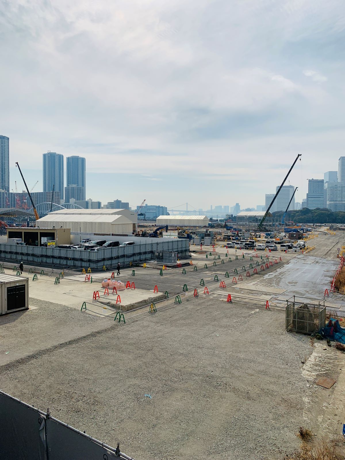 2026年現在の築地市場跡地再開発エリアの広大な風景と工事の進捗状況