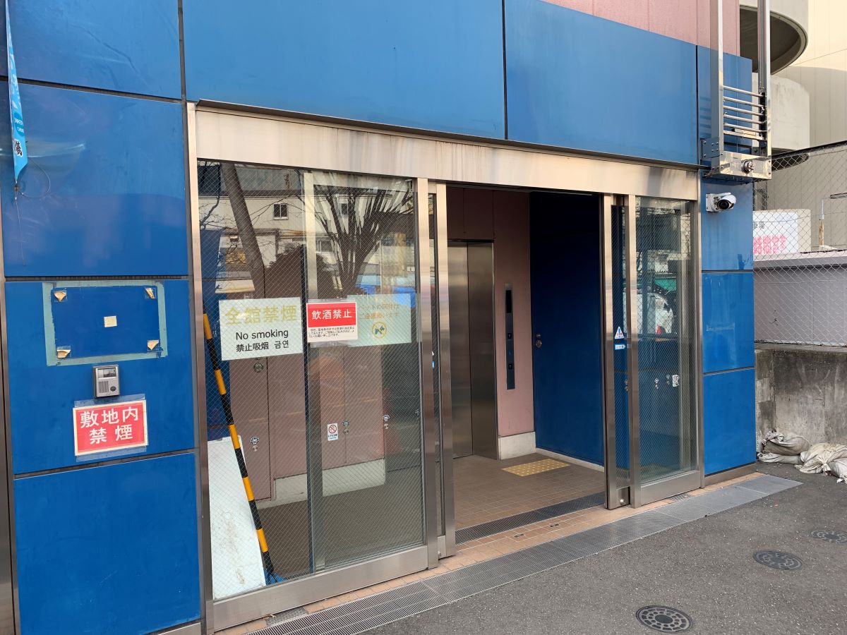 築地場外市場の拠点施設「築地魚河岸」の外観。