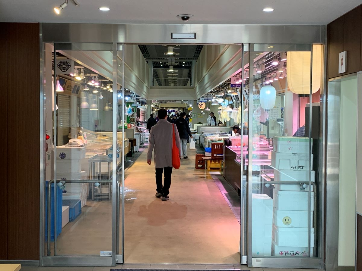 築地魚河岸1階の鮮魚コーナー。毎朝仕入れる新鮮な魚や貝が並ぶ活気ある場内