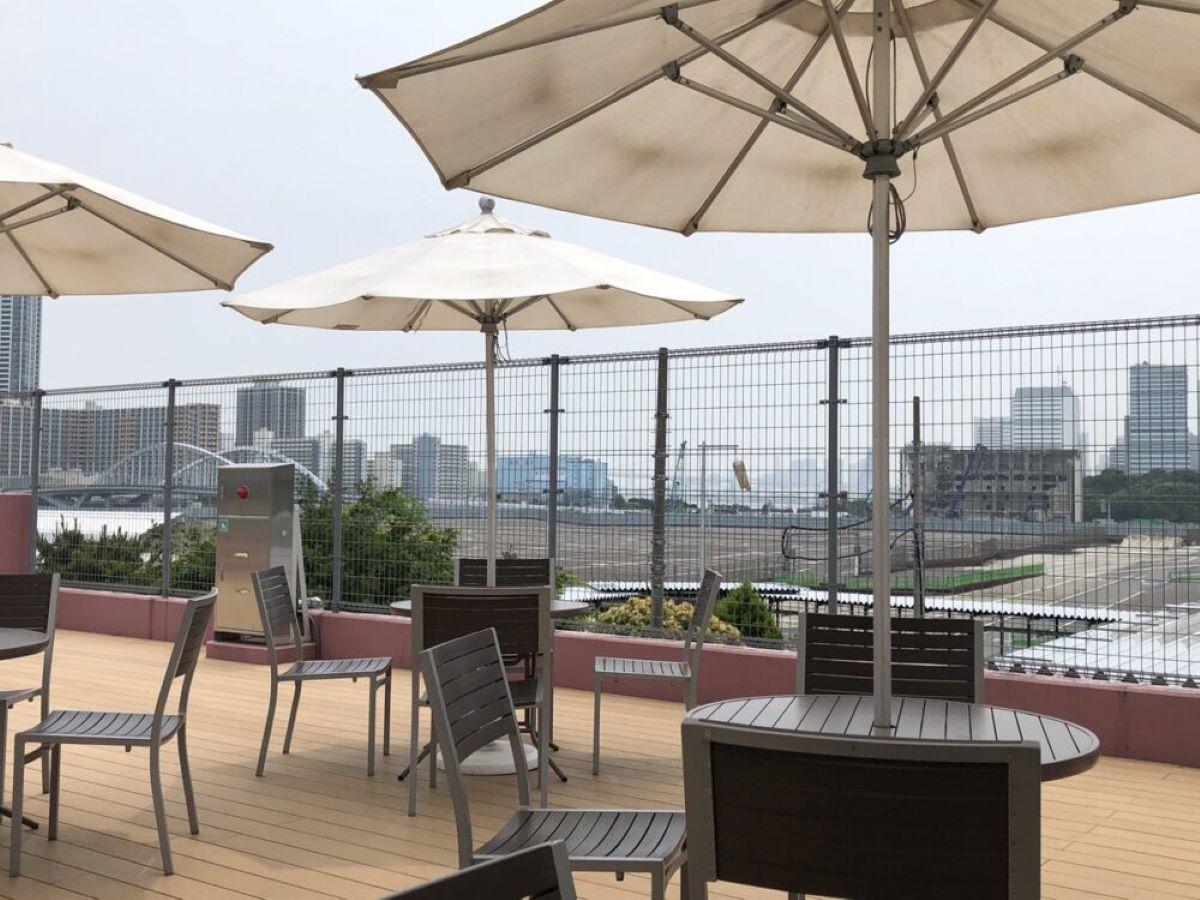 築地魚河岸小田原橋棟の屋上テラス。無料で利用できるテーブルと椅子の休憩スペース