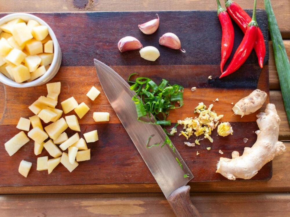 牛刀でカットされた食材。プロ仕様の鋭い切れ味で断面が美しい。