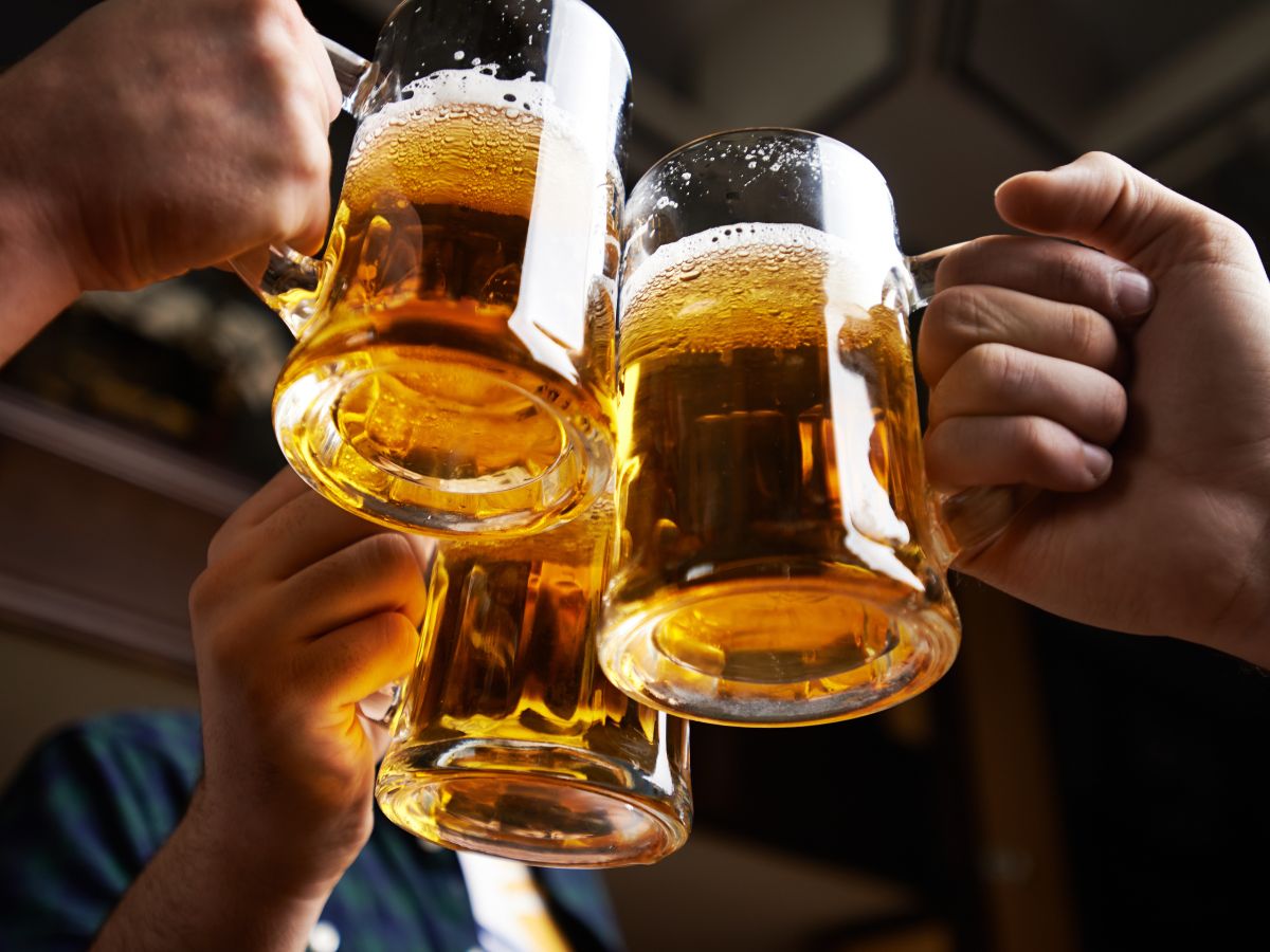 築地KYビルのイベント「築地市場ル」でビールを乾杯している様子