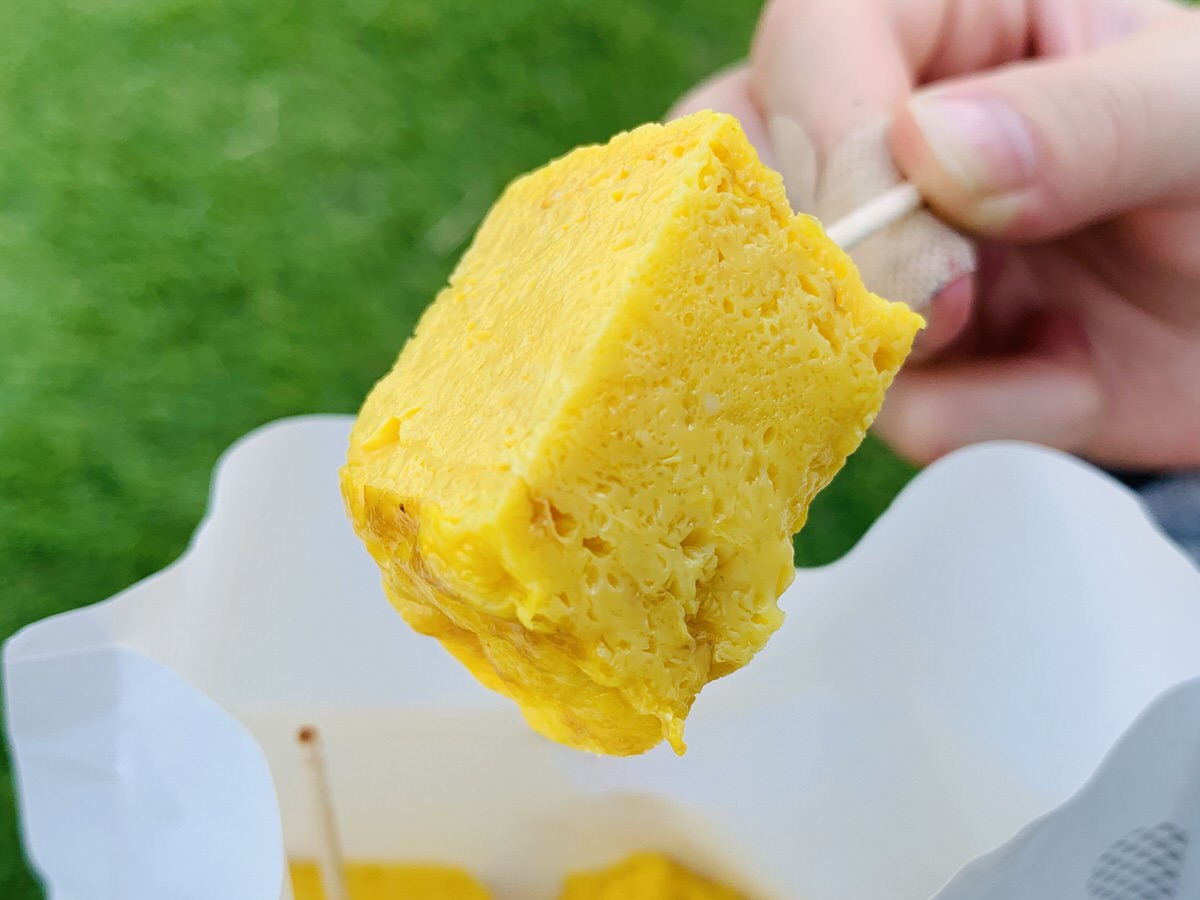 築地「つきぢ松露」の黄金色の玉子焼。フレッシュ卵100％と秘伝のダシで仕上げた本物の味わい