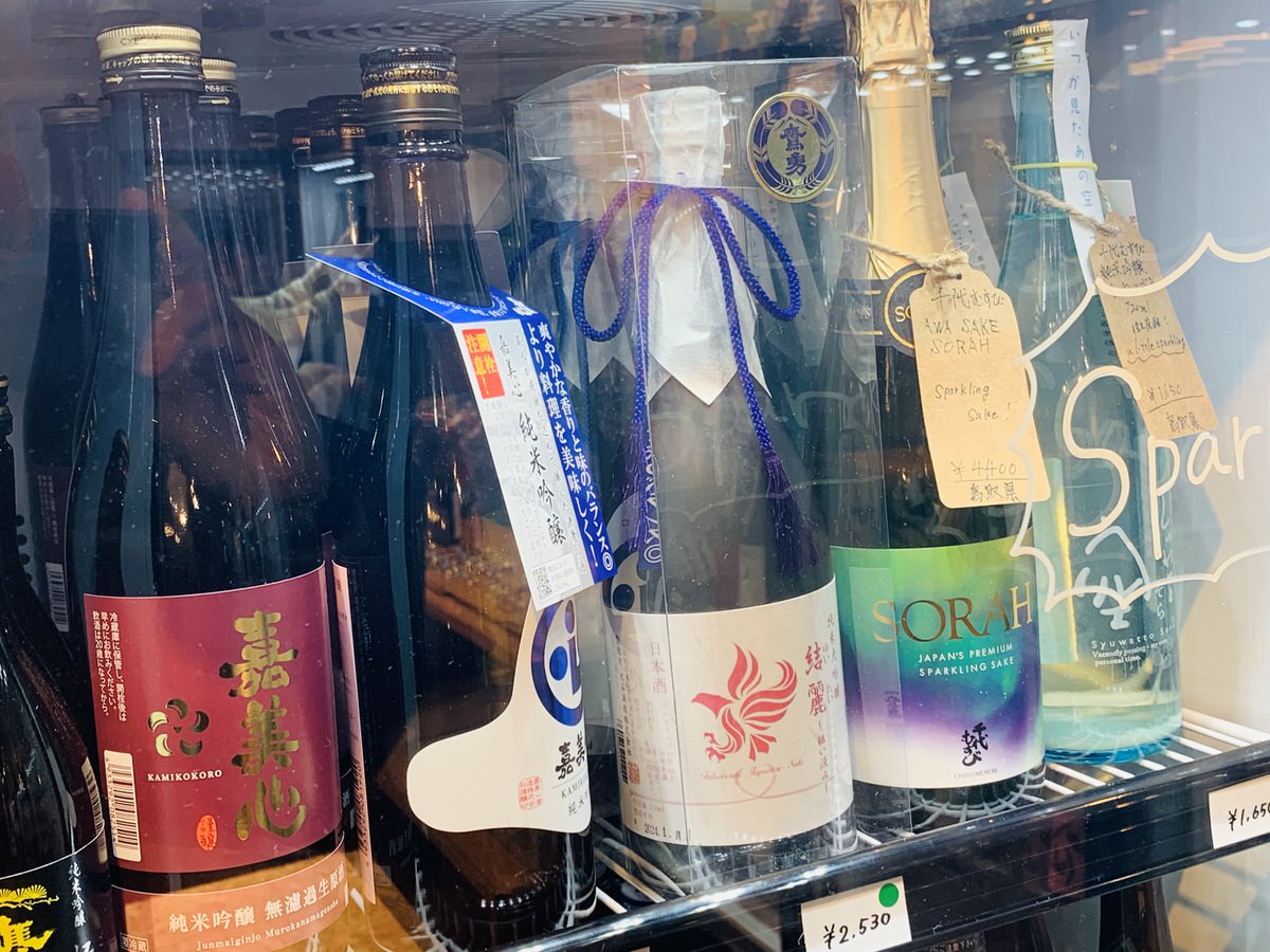 築地旅手箱の店内にある日本酒専用冷蔵庫。
