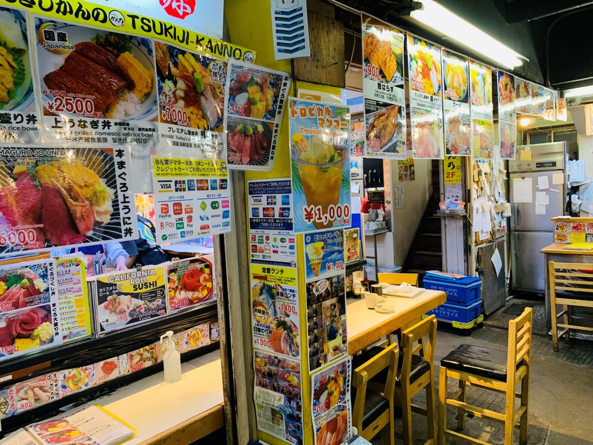 海鮮問屋つきじかんのの店内カウンター席。築地場外市場の活気を感じながら、新鮮な海鮮丼を気軽に楽しめるアットホームな雰囲気