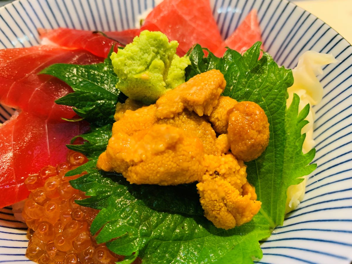 海鮮問屋つきじかんのの「まぐろ入り三種盛り丼」。濃厚なうに