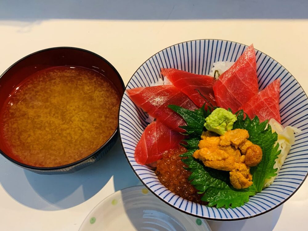 築地かんの三色盛り丼。鮮度抜群のウニ、宝石のようなイクラ、脂の乗ったマグロが贅沢に乗った日曜営業の人気ランチ