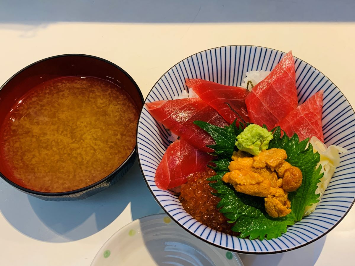 築地かんの三色盛り丼。鮮度抜群のウニ、宝石のようなイクラ、脂の乗ったマグロが贅沢に乗った日曜営業の人気ランチ