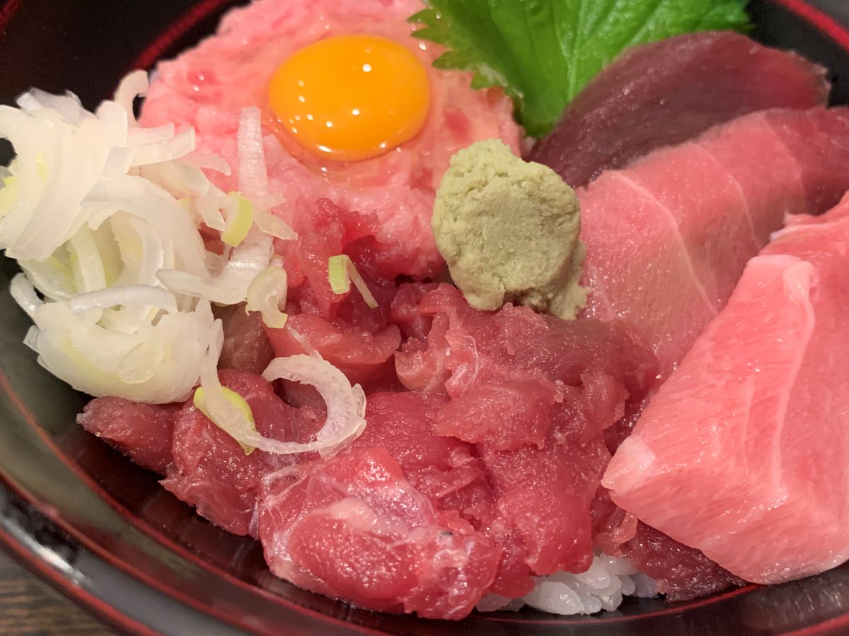 又こい家築地店の天然マグロの中おちとふわっふわなねぎとろ。