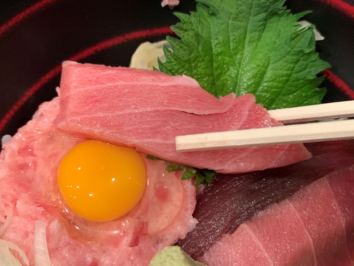 天然マグロの脂の甘みと炊きたての酢飯が抜群に合う、箸が止まらない一杯