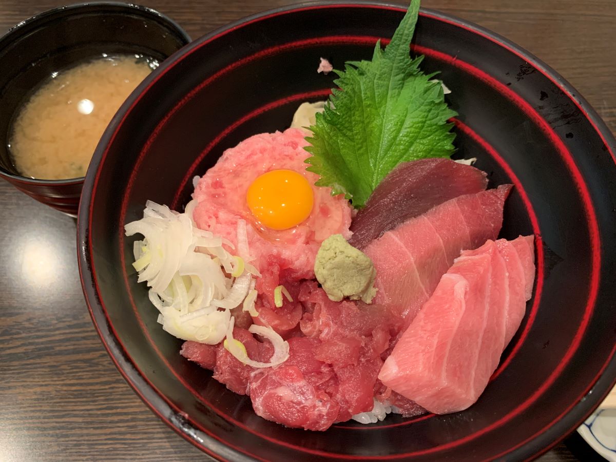 築地又こい家の看板メニュー「上又こい丼」。天然マグロの大とろ、中とろ、赤身、中おち、ねぎとろと豪華な海鮮丼