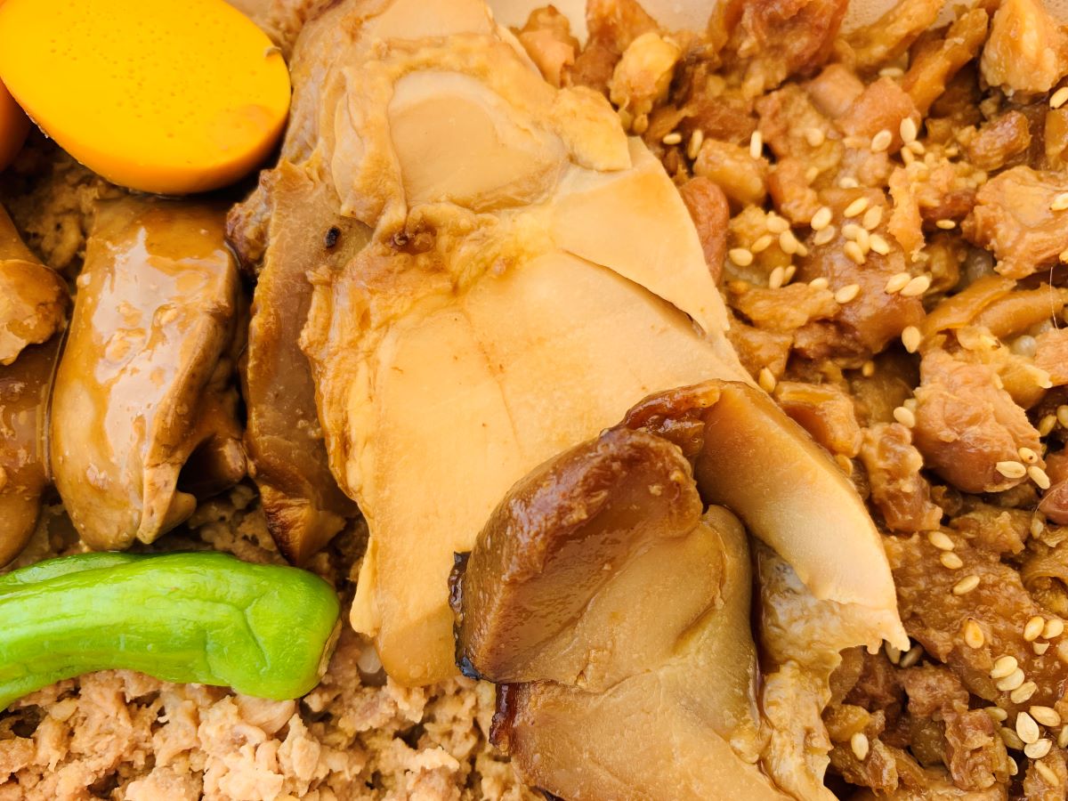 築地鳥藤のとりづくし弁当。卸本店で毎朝仕込んだ新鮮な鶏肉の照り焼き、そぼろ、濃厚なきんかん、モツが贅沢に並ぶ鶏肉専門店の名物弁当