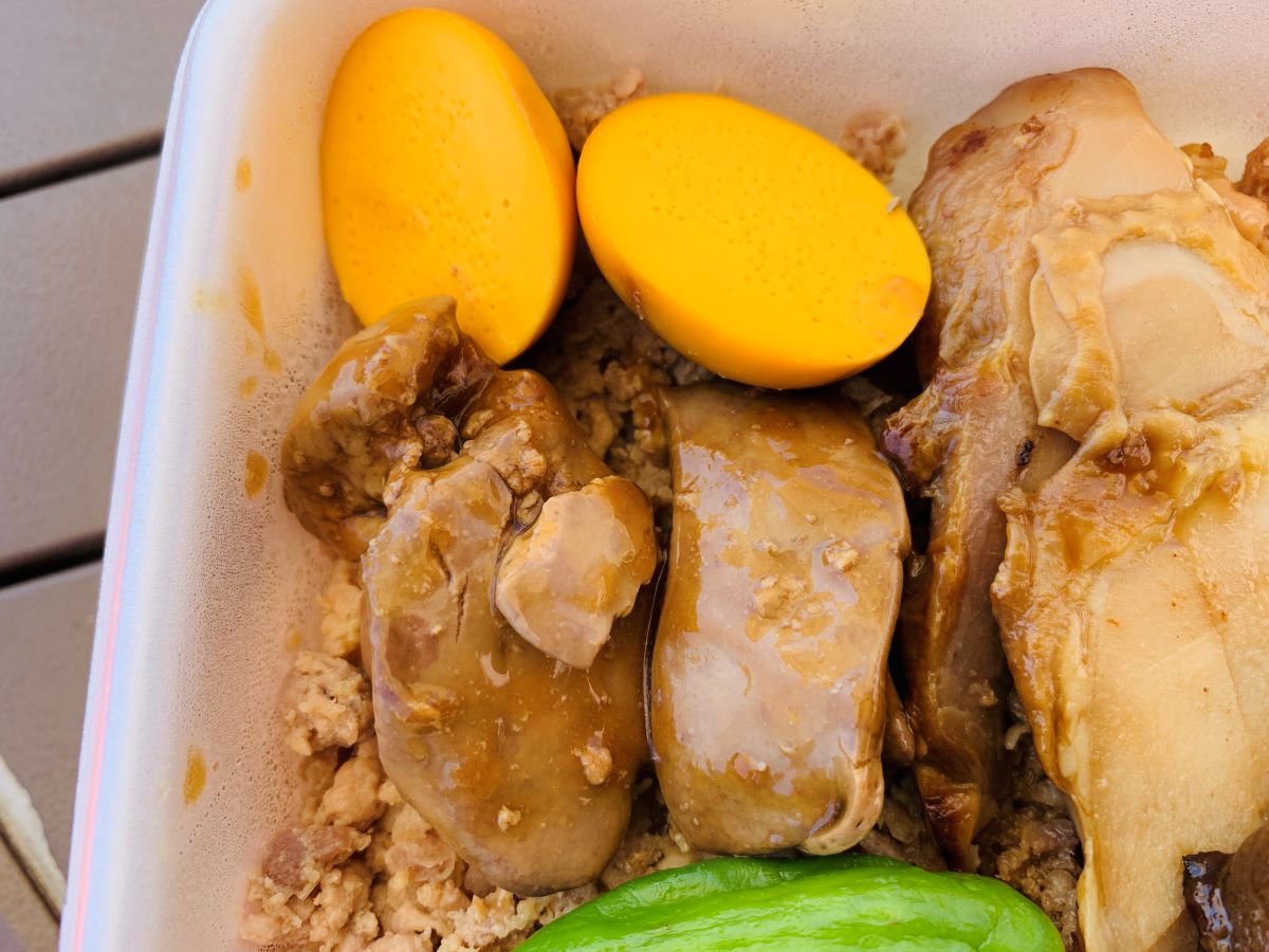 築地鳥藤のとりづくし弁当。卸本店で毎朝仕込んだ新鮮な鶏肉の照り焼き、そぼろ、濃厚なきんかん、モツが贅沢に並ぶ鶏肉専門店の名物弁当