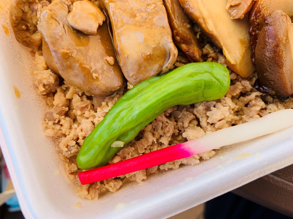 築地鳥藤のとりづくし弁当。卸本店で毎朝仕込んだ新鮮な鶏肉の照り焼き、そぼろ、濃厚なきんかん、モツが贅沢に並ぶ鶏肉専門店の名物弁当