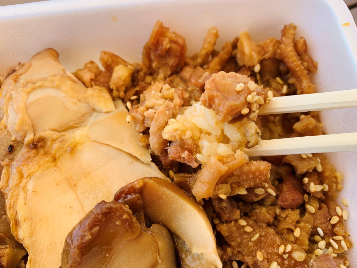 築地鳥藤のとりづくし弁当。卸本店で毎朝仕込んだ新鮮な鶏肉の照り焼き、そぼろ、濃厚なきんかん、モツが贅沢に並ぶ鶏肉専門店の名物弁当