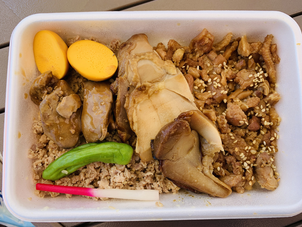 築地鳥藤の「とりづくし弁当」全景。照り焼き、そぼろ、鶏肉専門店の技が詰まった贅沢なテイクアウト弁当