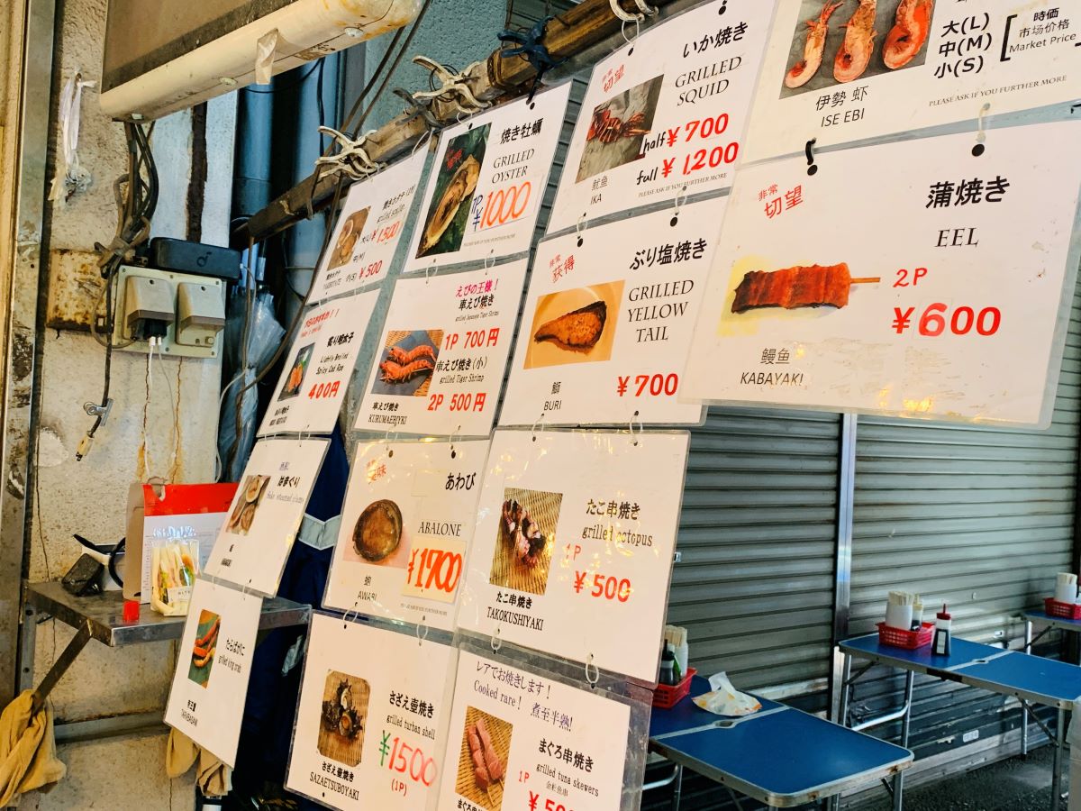 築地三宅水産の店頭に並ぶ新鮮なカキやホタテ、名物車エビなどの海鮮BBQネタ一覧