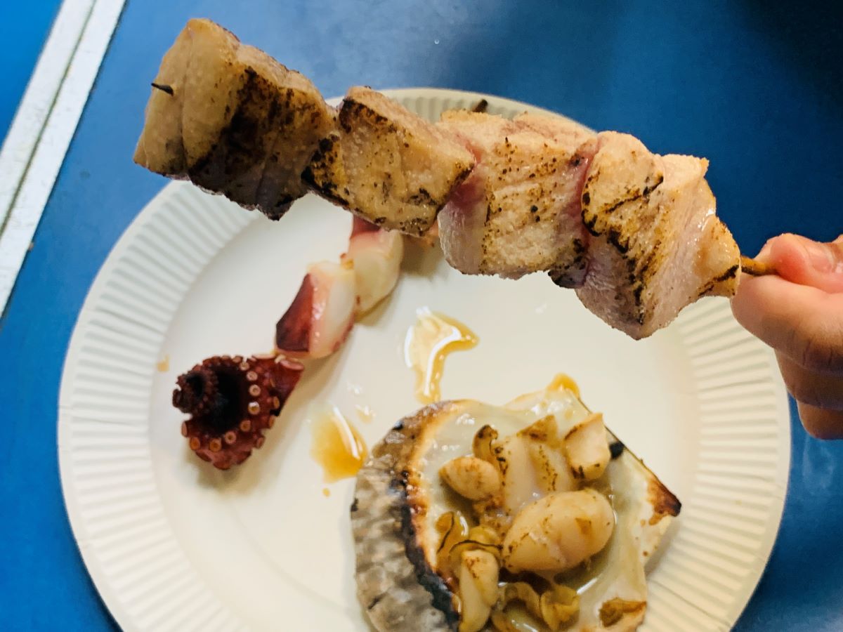 築地場外市場の三宅水産の店頭網焼きで香ばしく焼かれるマグロ串とタコ串とホタテ