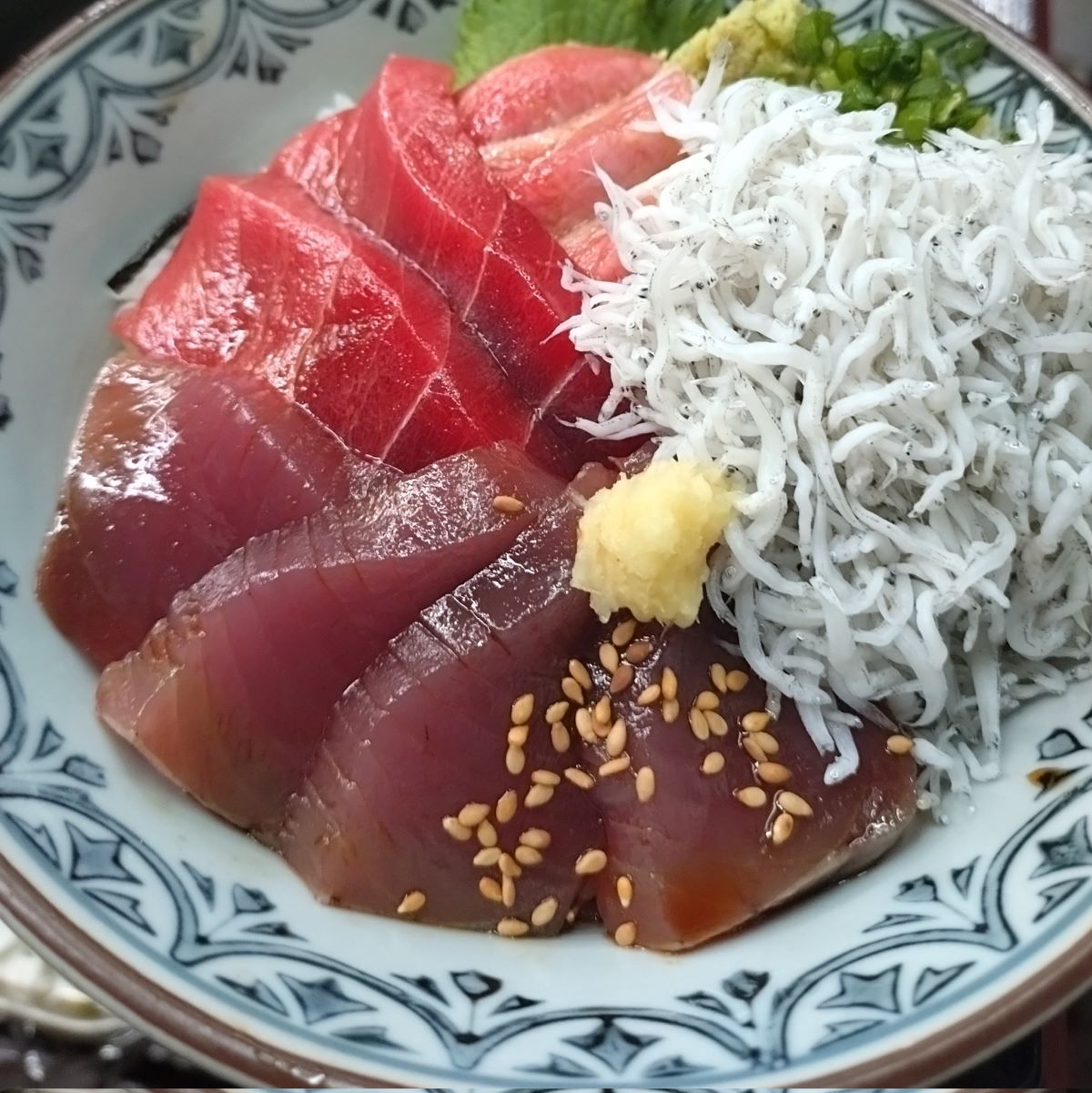 築地長生庵の『春の海鮮3色丼そば付きセット』。天然本鮪中トロ、初鰹、しらすが乗った海鮮丼と、手打ちそばのセット。