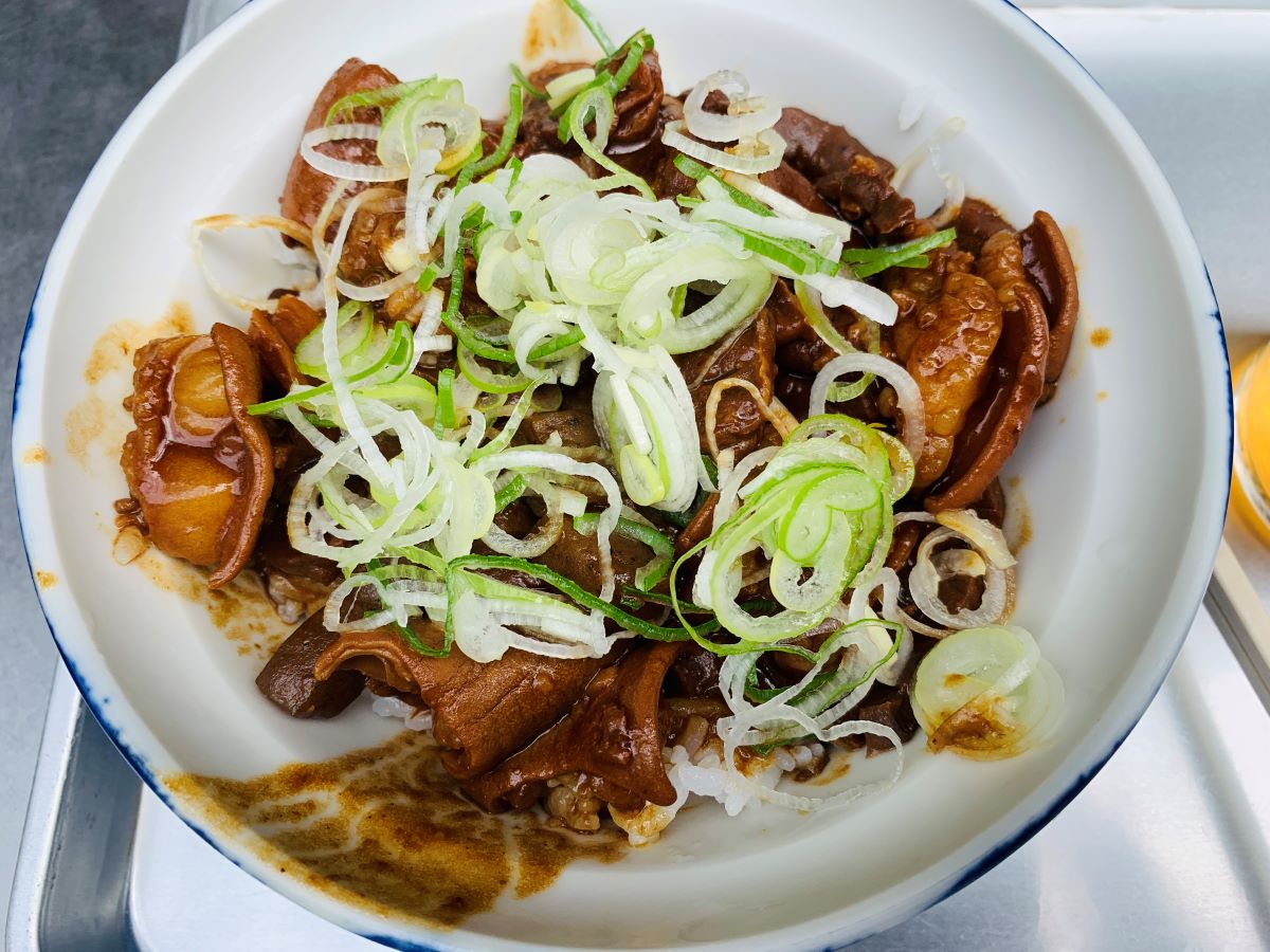 築地場外市場きつねやの看板メニュー「ホルモン丼」