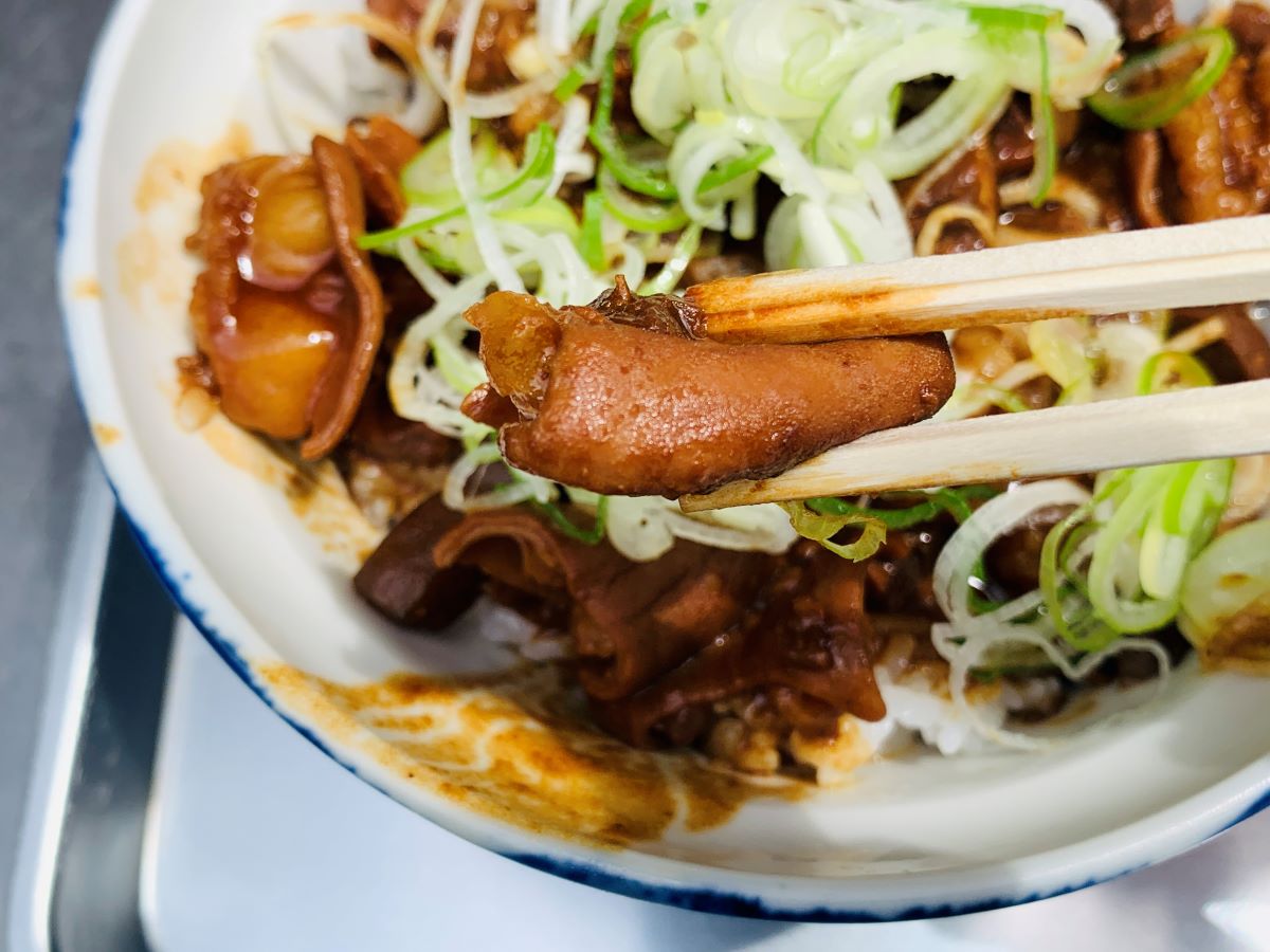築地場外市場きつねやの看板メニュー「ホルモン丼」