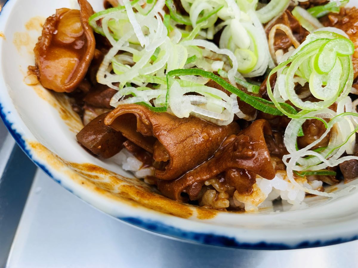 築地場外市場きつねやの看板メニュー「ホルモン丼」