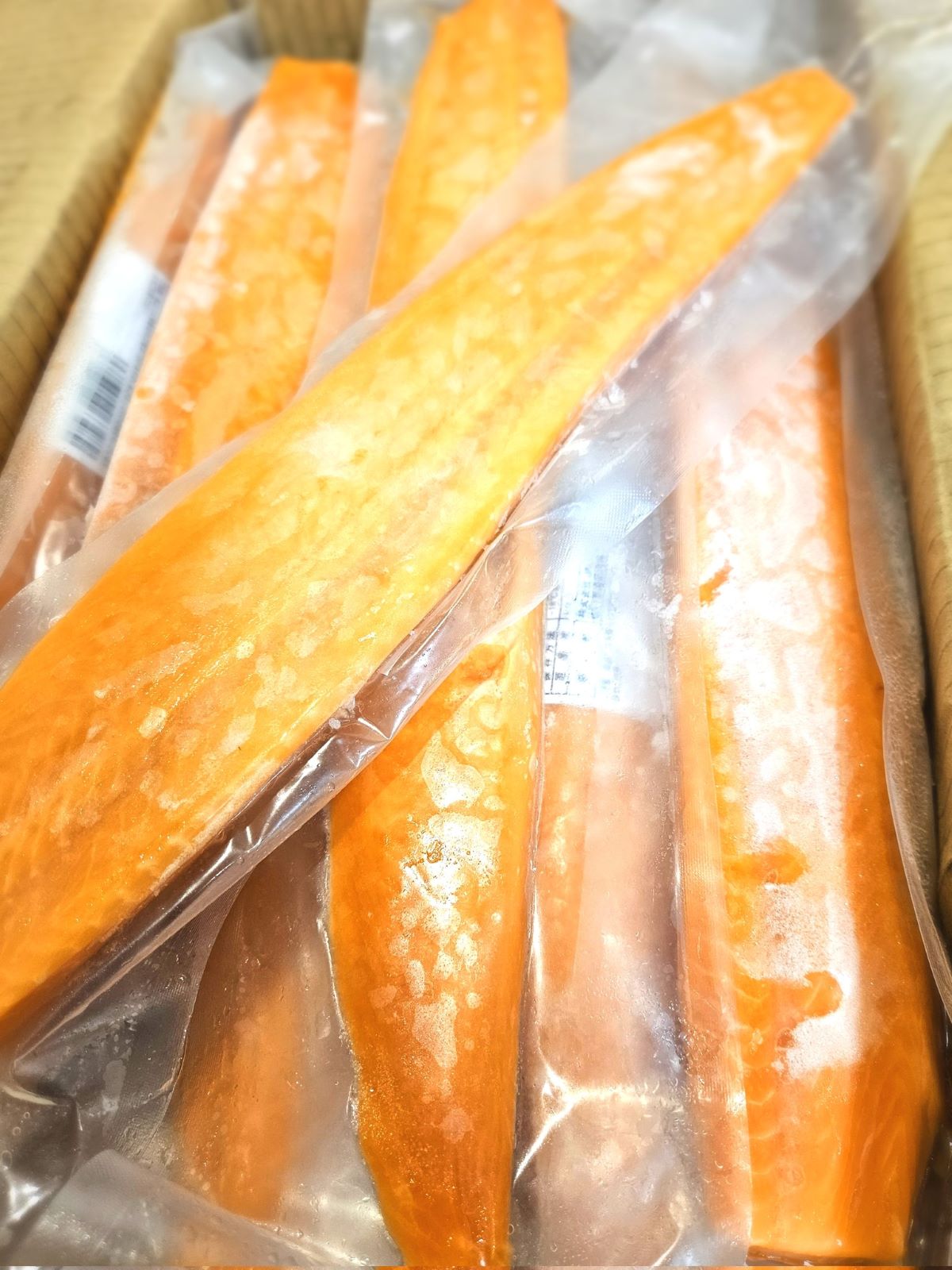 築地・栗辰（くりたつ）の、骨・皮なしでそのまま切って食べられる新鮮なサーモン刺身用サク300g
