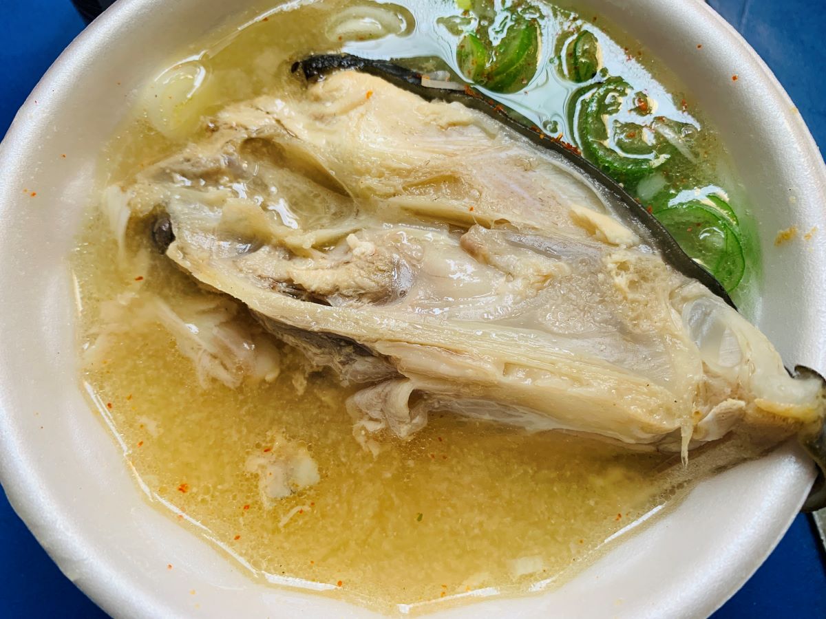 築地場外市場の三宅水産の店頭で食べ歩きできる、魚の旨味がたっぷり溶け込んだ自家製あら汁