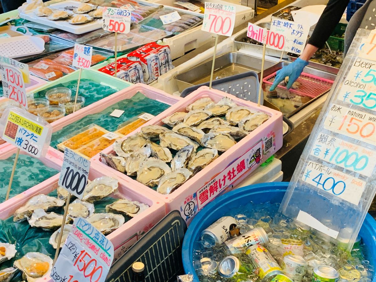 日曜営業の築地三宅水産で楽しむ冷えた生ビールとバーナーで香ばしく炙られた海鮮バーベキューの昼飲み