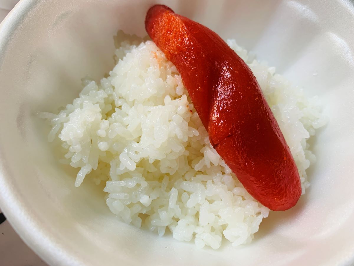 築地場外市場の三宅水産で販売されている大ぶりの明太子が乗った「明太子ごはん」