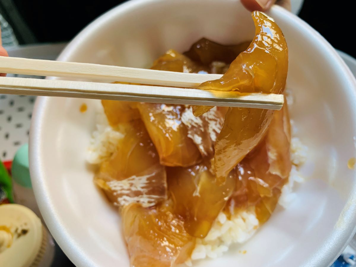 築地場外市場の三宅水産で販売されている特製タレが染み込んだ「醤油漬け鯛ごはん」