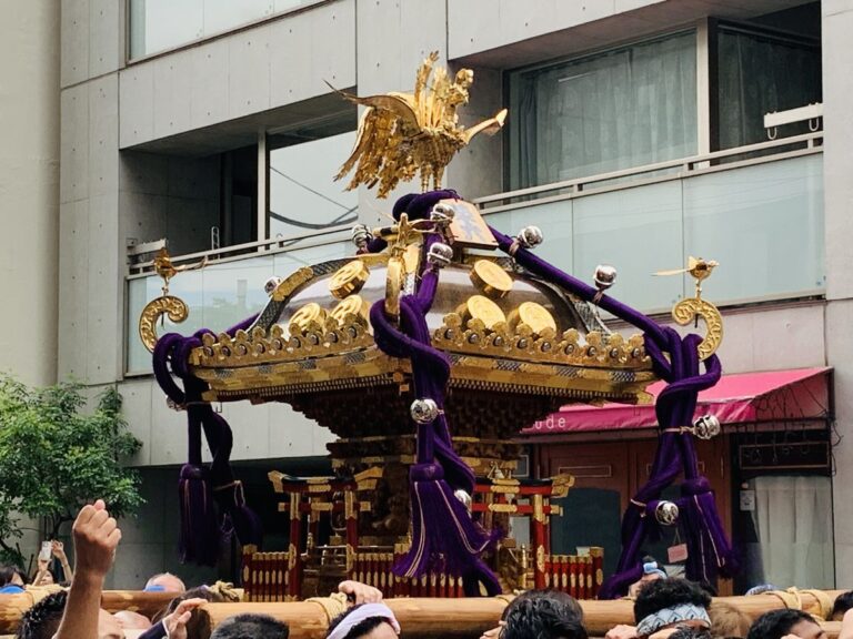 築地獅子祭りのお神輿担ぎの様子