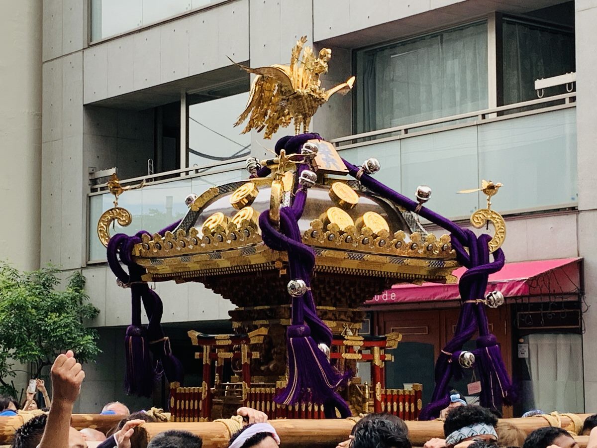 築地獅子祭りのお神輿担ぎの様子