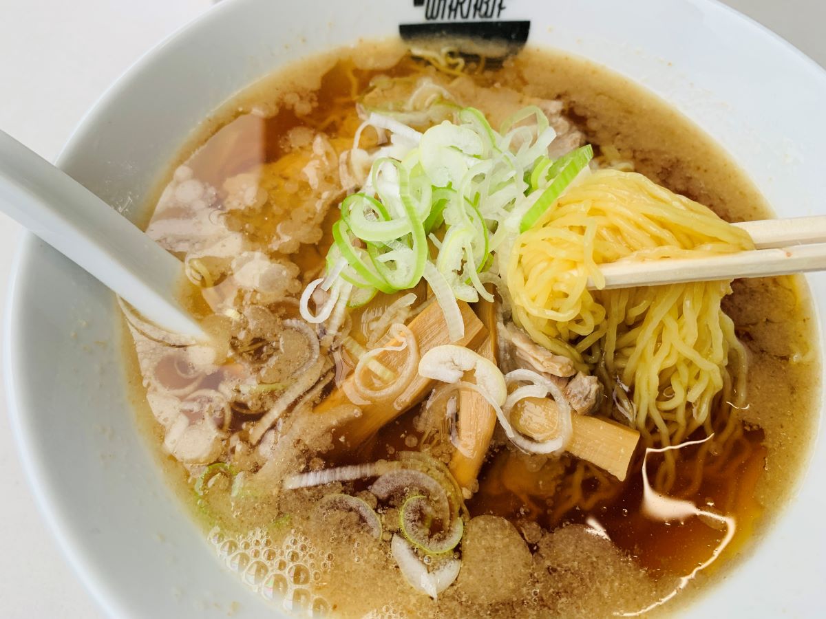 朝5時営業！築地・若葉の極細ちぢれ麺ラーメンで最高の朝ごはん